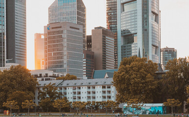 Obraz premium Frankfurt am Main Skyline mit Hochhäusern und Bankenviertel von Sachsenhausen bei Sonnenuntergang im Herbst