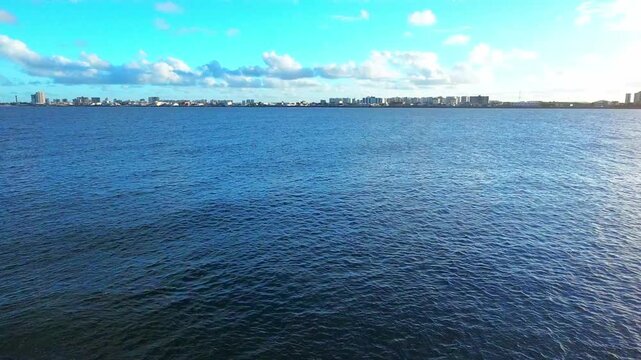 Subindo alto em dire&ccedil;&atilde;o aos pr&eacute;dios de aracaju