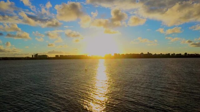 Barco navegando o Rio Sergipe em Aracaju
