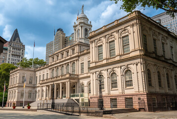 Obraz premium New york, usa august 15,2024. New york city hall in lower manhattan historic neoclassical government building and civic landmark under a clear summer sky