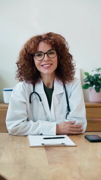 Video of nutritionist woman doing a video call with a patient on a computer in a hospital consultation.