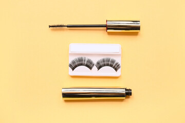 Naklejka premium Mascara with false eyelashes on beige background