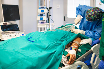Obraz premium Surgeon performing medical procedure on patient in operating room