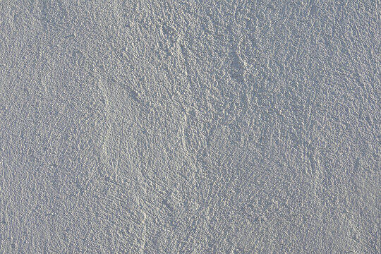 Gros plan sur mur blanc cass&eacute; de maison &agrave; l'ombre, format horizontal