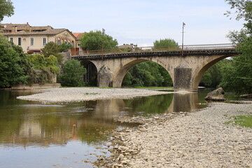 Fototapeta premium Pont sur la rivière le Vidourle, village de Sauve, département du Gard, France