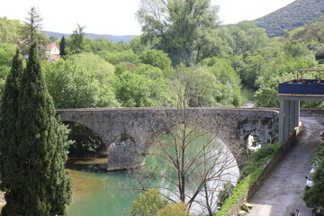 Fototapeta premium Pont sur la rivière le Vidourle, village de Sauve, département du Gard, France