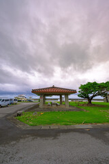 Fototapeta premium 曇り空と海辺の静けさが心に残る石垣島の港の梅雨の風景
