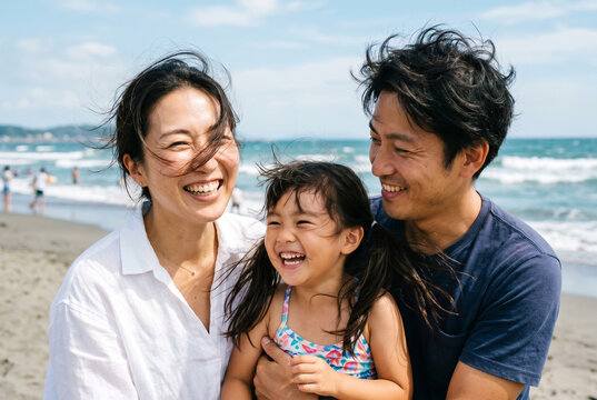 海辺で笑顔を見せる幸せな日本人家族 3人家族 夏休み 旅行 レジャー ライフスタイル Generative AI