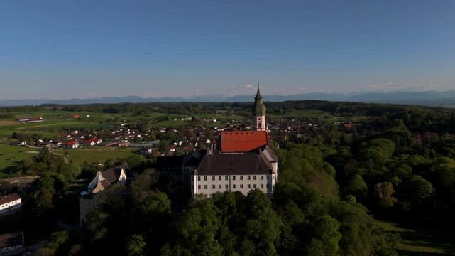 Kloster Andechs auf dem Heiligen Berg, Gemeinde Andechs, Bayern. Benediktinerkloster mit barocker Wallfahrtskirche, Klosterbrauerei und Blick ueber das Fuenf-Seen-Land