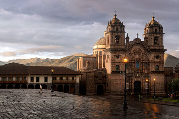 Obraz premium Church of the Society of Jesus in Plaza de Armas with colonial architecture and cloudy sky Cusco, Peru