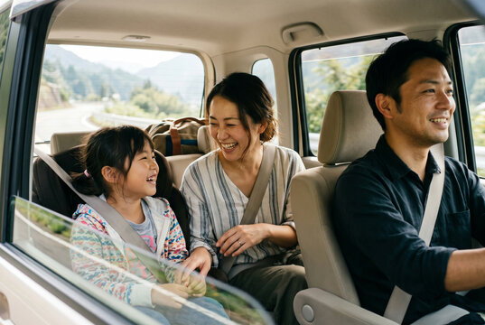 車で家族旅行を楽しむ日本人家族 ドライブ お出かけ 笑顔  Generative AI