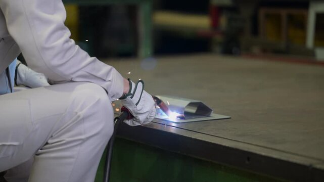 製造業の工場で火花散るアーク溶接、金属加工の手元のクローズアップ工業技術背景素材の動画 　スローモーション
