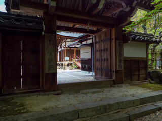 ​重厚な木造建築が美しい百済寺の歴史ある表門（門の先に見える緑豊かな境内と本堂への道） © kinomin