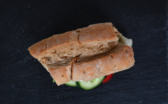 Frisch belegtes Sandwich mit Gem&uuml;se Bulette Fleisch &ndash; Snack to go, gesund, knuspriges Brot, Mittagessen, Takeaway, Foodfotografie, minimalistisch, Copyspace, isoliert