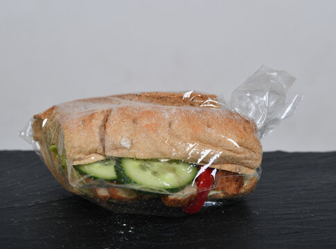 Frisch belegtes Sandwich mit Gem&uuml;se Bulette Fleisch &ndash; Snack to go, gesund, knuspriges Brot, Mittagessen, Takeaway, Foodfotografie, minimalistisch, Copyspace, isoliert
