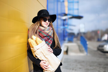 Fototapeta premium French woman for a walk in grocery stores