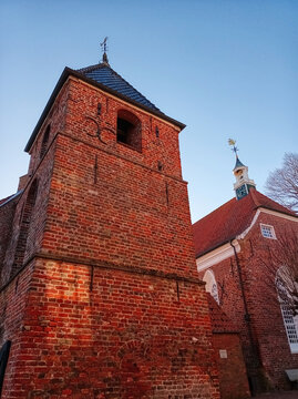 Historische Kirche und Glockenturm in Greetsiel
