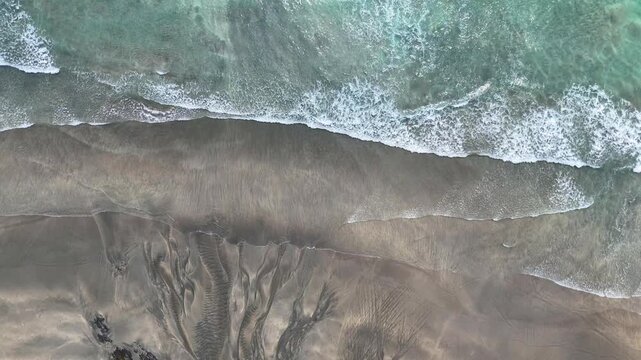 ドローンで砂浜を俯瞰で撮影