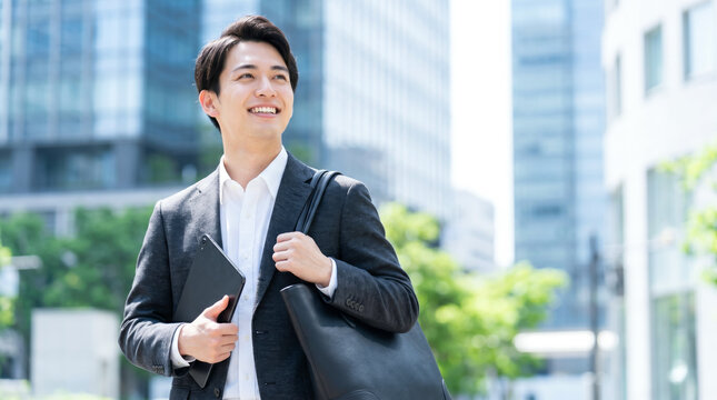 オフィス街を歩く男性 ビジネスマン