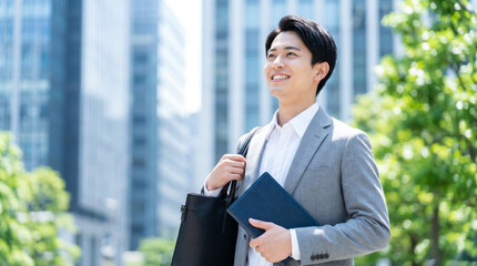 オフィス街を歩く男性 ビジネスマン