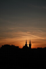 Naklejka premium Golden Hour Silhouette Cityscape Dramatic Skies