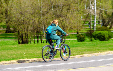 Naklejka premium Cyclist ride on the bike path in the city Park 
