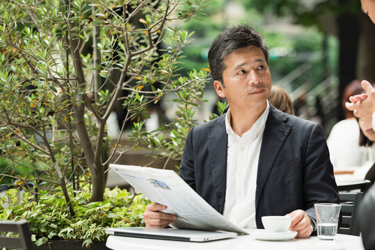 カフェで過ごす40代男性