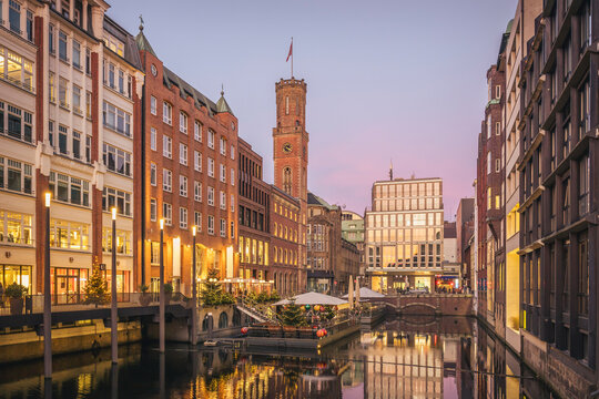 Sunset view of Bleichenfleet canal and Alte Post in Hamburg