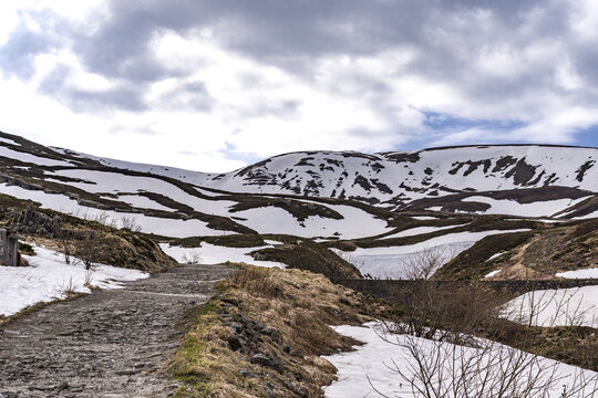 Le montagne e i picchi parzialmente innevati ad aprile