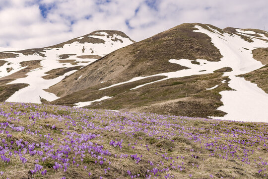 Le montagne e i picchi parzialmente innevati ad aprile