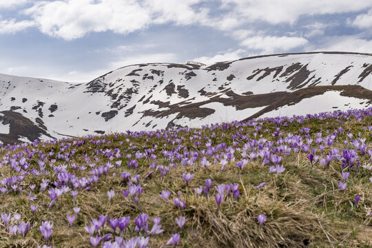 Le montagne e i picchi parzialmente innevati ad aprile