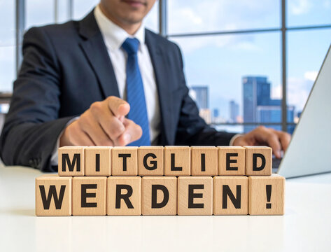 Mitglied werden! - Geschäftsmann zeigt auf den Text "Mitglied werden!