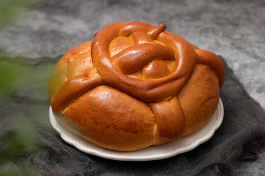 Fresh portuguese Easter folar on dish