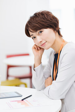 オフィスカフェで仕事をする30代ビジネス女性