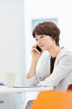 オフィスカフェで仕事をする30代ビジネス女性