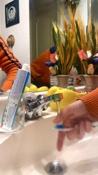 Lavarse los dientes en lavabo de casa time lapse con cepillo, pasta de dientes y enjuague bucal 