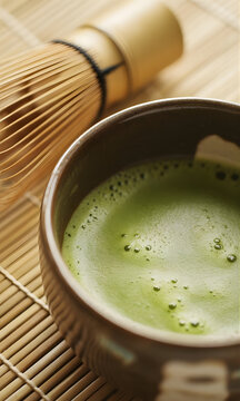 Set de ceremonia de t&eacute; matcha tradicional con taz&oacute;n, batidor de bamb&uacute;, polvo verde y tetera humeante