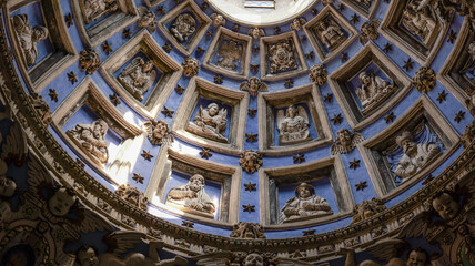 Obraz premium Intricate dome ceiling with sculpted figures and cherubs in a historic building