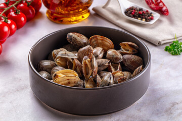 Steamed vongole clams with spices © Andrei Starostin