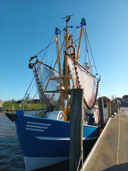 Fototapeta premium Fischkutter im Hafen von Greetsiel