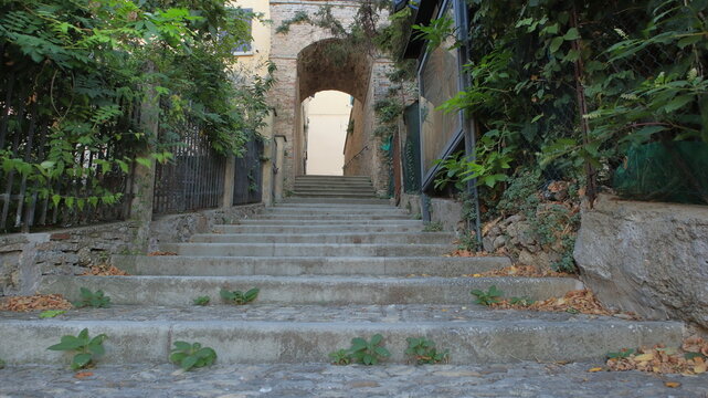Bertinoro borgo antico, cancello aperto di fronte alle scale