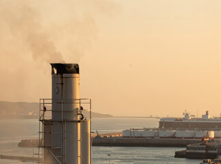 Obraz premium A serene lakeside scene with a ship sailing away in the distance