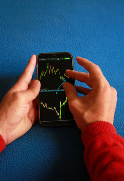 Gr&aacute;fico de bolsa en app tel&eacute;fono m&oacute;vil broker y mercados financieros e inversiones de activo trading con an&aacute;lisis t&eacute;cnico burs&aacute;til gr&aacute;fico de barras smartphone y pantalla celular