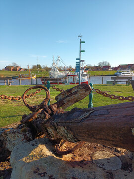 Anker und Fischkutter im Hafen von Greetsiel