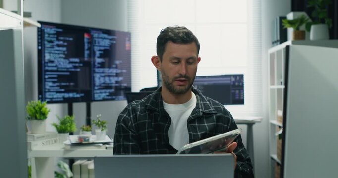 Caucasian developer explains software architecture to colleagues in a boardroom, training on automation, database security, AI analysis and project strategy during a team interaction.