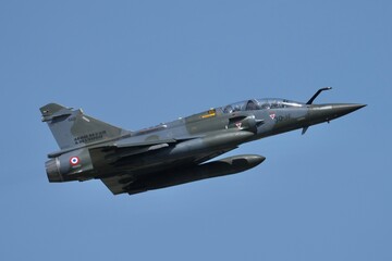 Obraz premium Mirage 2000D Français en montée de face 