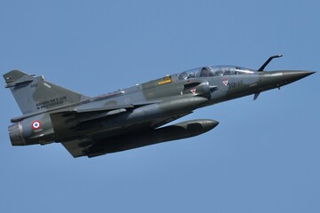 Obraz premium Mirage 2000D Armée de l'air et de l'Espace en montée gros plan
