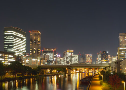 高層ビル群が煌めくリバーサイドの都会的な夜景