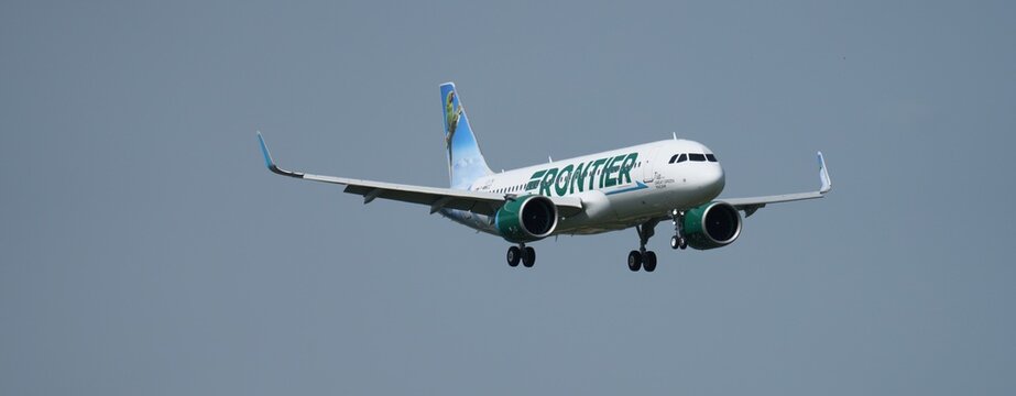 Frontier A320neo "Tia the great green macaw" longue finale banni&egrave;re