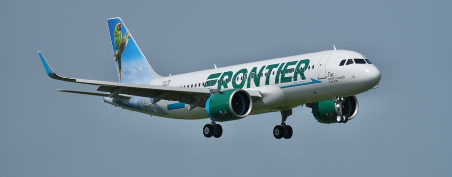 Frontier A320neo "Tia the great green macaw" atterrissage banni&egrave;re